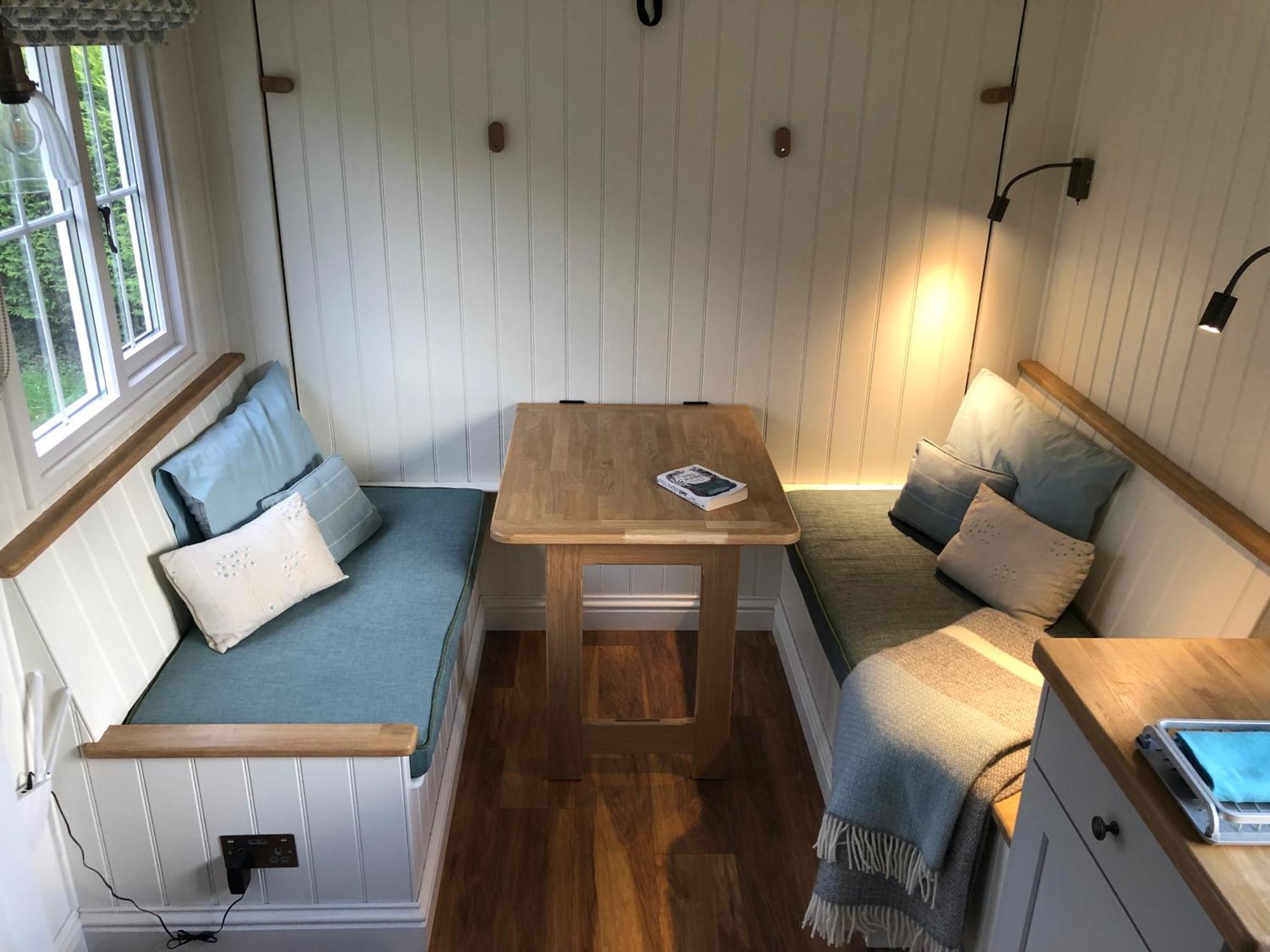 Green Valley, Cotswold Stay With Hamper Cheltenham Bagian luar foto