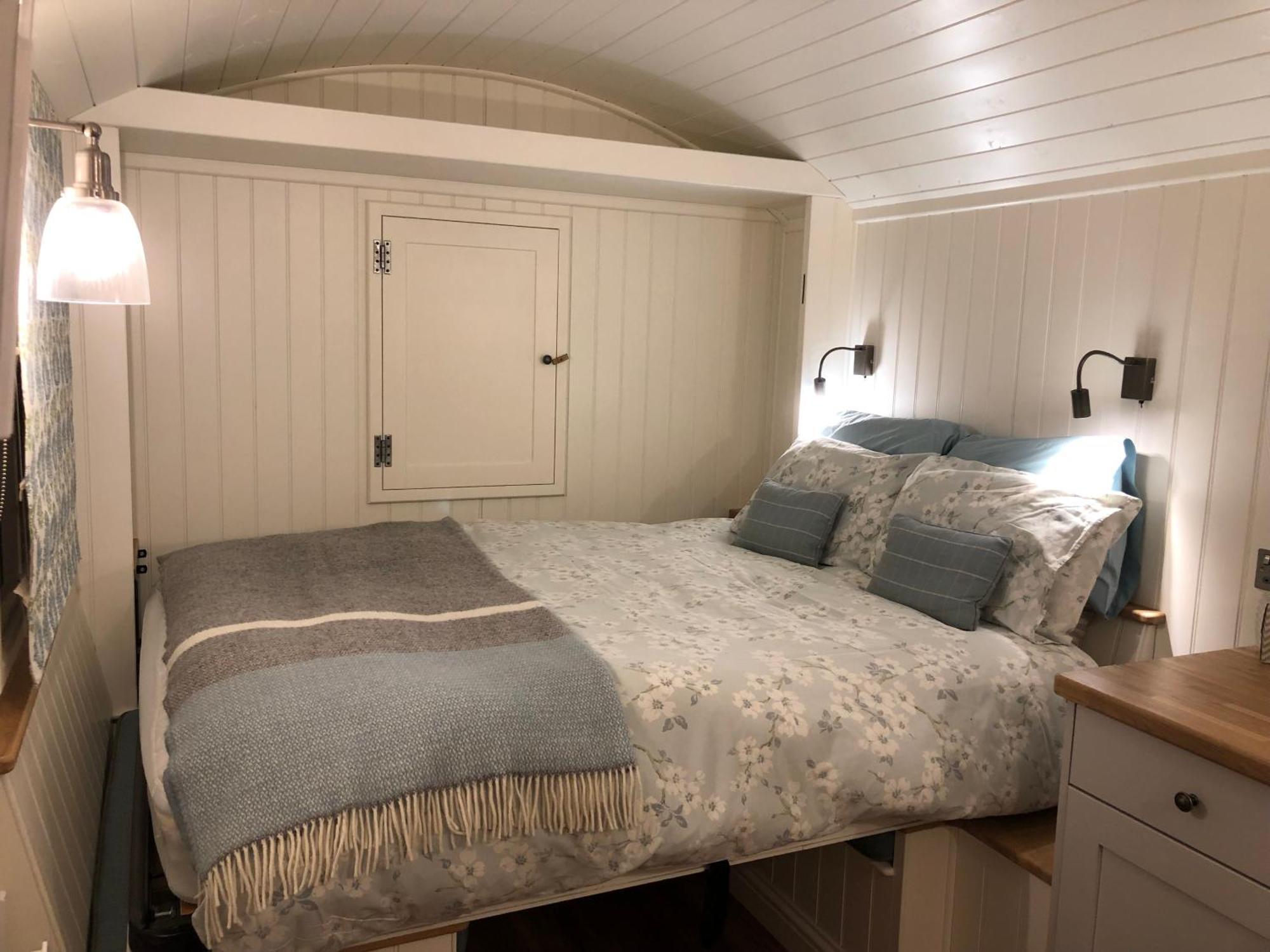 Green Valley, Cotswold Stay With Hamper Cheltenham Bagian luar foto