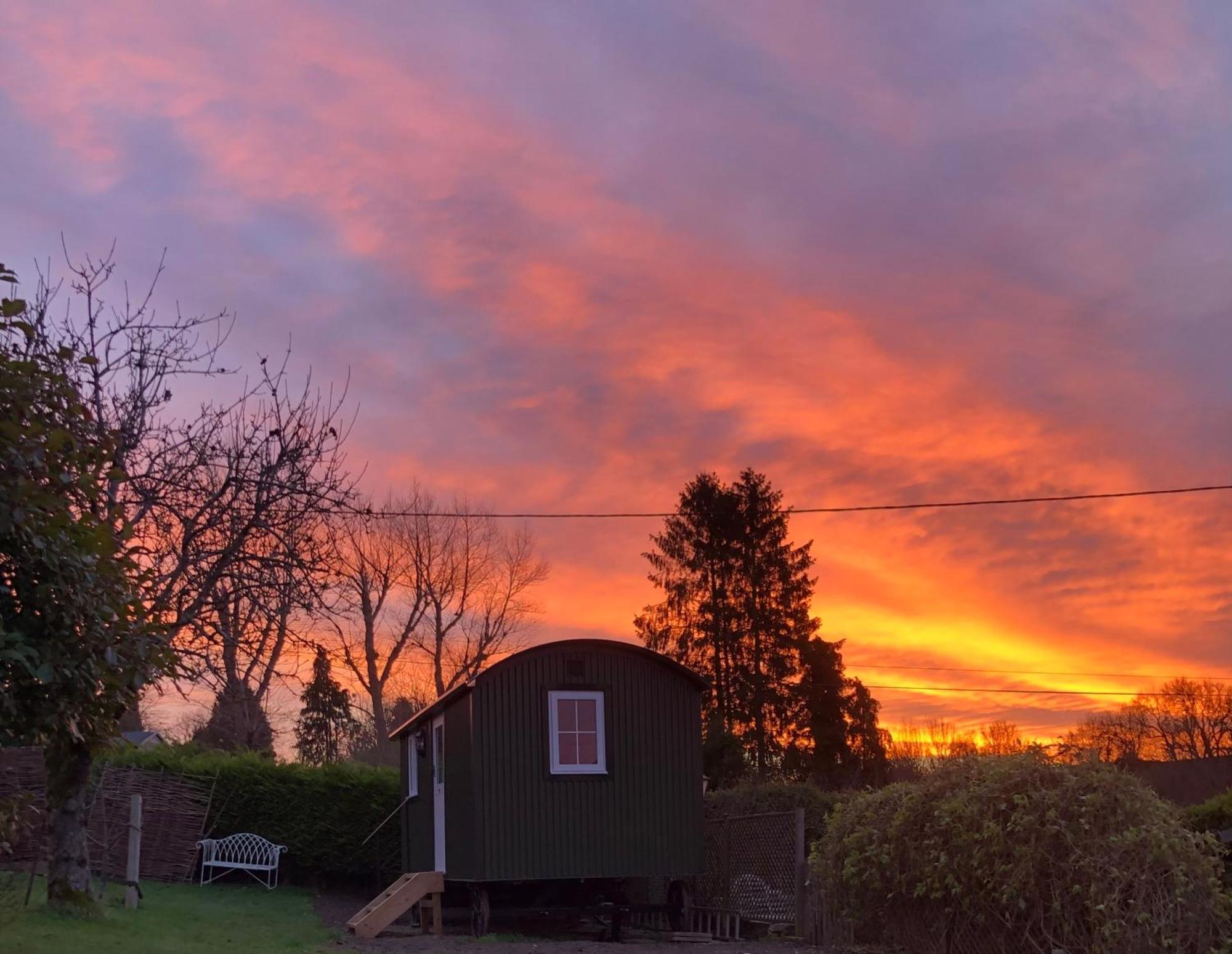 Green Valley, Cotswold Stay With Hamper Cheltenham Bagian luar foto
